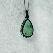 Load image into Gallery viewer, Pendentif Turquoise Himalayenne &amp; Macramé
