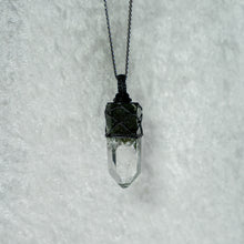 Load image into Gallery viewer, Pendentif Chlorite Himalayenne &amp; Macramé
