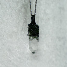 Load image into Gallery viewer, Pendentif Chlorite Himalayenne &amp; Macramé
