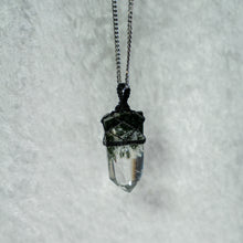 Load image into Gallery viewer, Pendentif Chlorite Himalayenne &amp; Macramé
