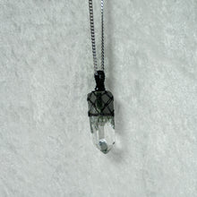 Load image into Gallery viewer, Pendentif Chlorite Himalayenne &amp; Macramé
