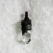 Load image into Gallery viewer, Pendentif Chlorite Himalayenne &amp; Macramé
