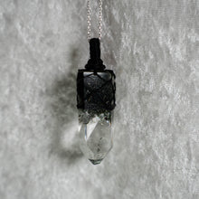 Load image into Gallery viewer, Pendentif Chlorite Himalayenne &amp; Macramé
