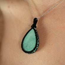 Carica l&#39;immagine nel visualizzatore di Gallery, Pendentif Turquoise Himalayenne &amp; Macramé
