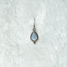 Charger l&#39;image dans la galerie, Rainbow Moonstone Silver Earring
